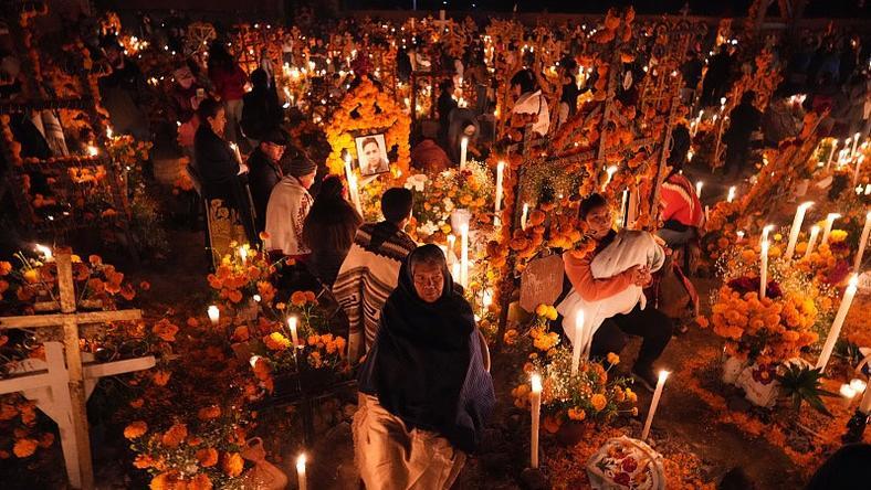 墨西哥坟头,挤满蹦迪的中国人